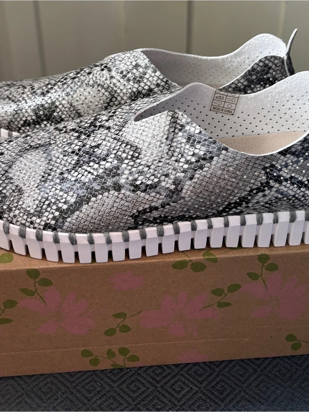 Ilse Jacobsen Tulip Women’s Slip-On Sneakers Gray Snake Print Sz 39 New in Box